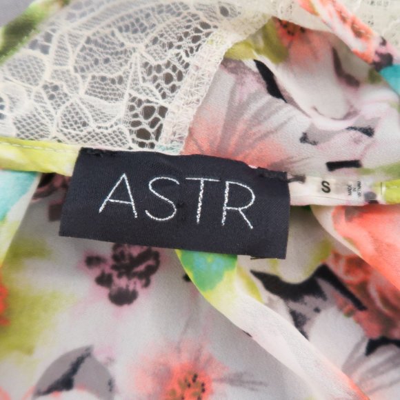 ASTR Floral Chiffon Top with lace details - Picture 5 of 7